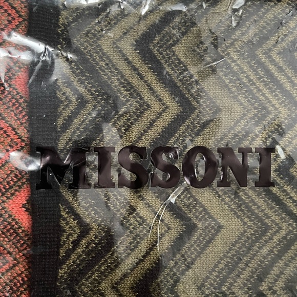 MISSONI WRITTEN IN ORANGE ACROSS A SIGNATURE CHEVON SCARF - Picture 8 of 16